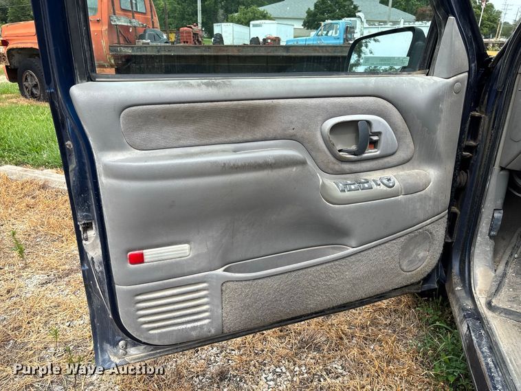 image for item DZ4500 1999 Chevrolet Suburban 1500 SUV