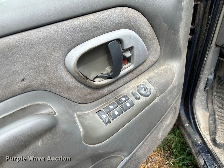 image for item DZ4500 1999 Chevrolet Suburban 1500 SUV