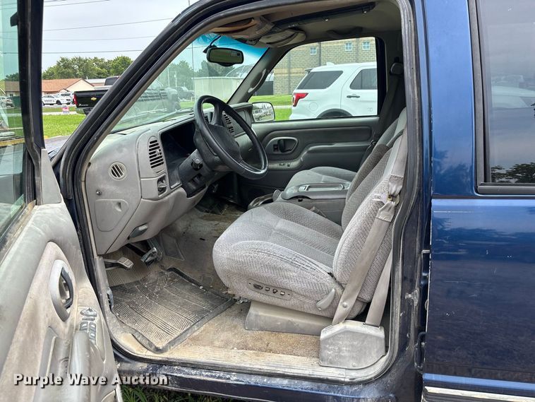 image for item DZ4500 1999 Chevrolet Suburban 1500 SUV