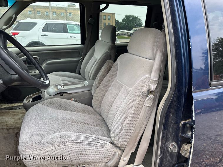 image for item DZ4500 1999 Chevrolet Suburban 1500 SUV