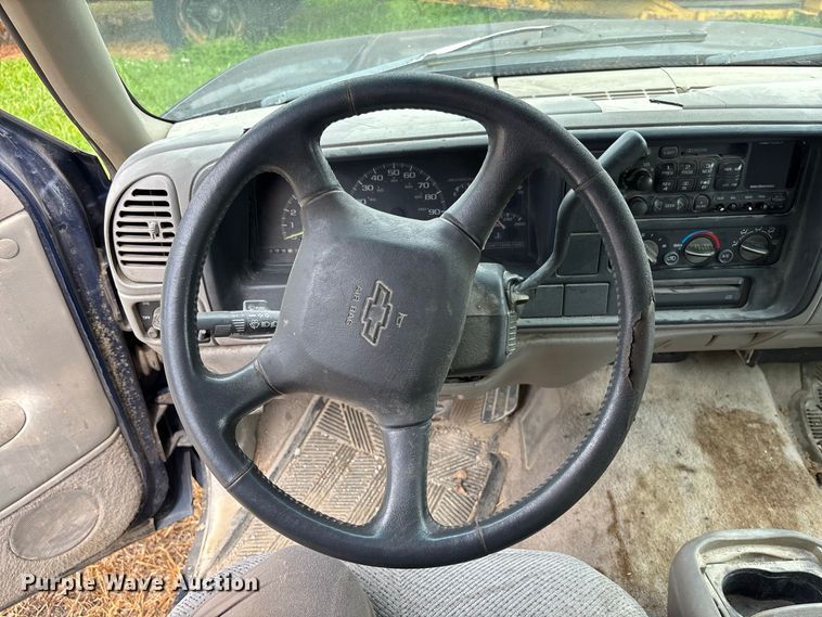 image for item DZ4500 1999 Chevrolet Suburban 1500 SUV