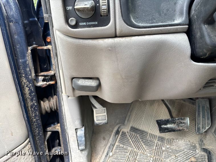 image for item DZ4500 1999 Chevrolet Suburban 1500 SUV