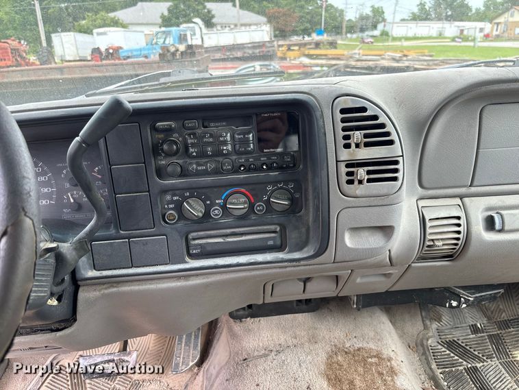 image for item DZ4500 1999 Chevrolet Suburban 1500 SUV