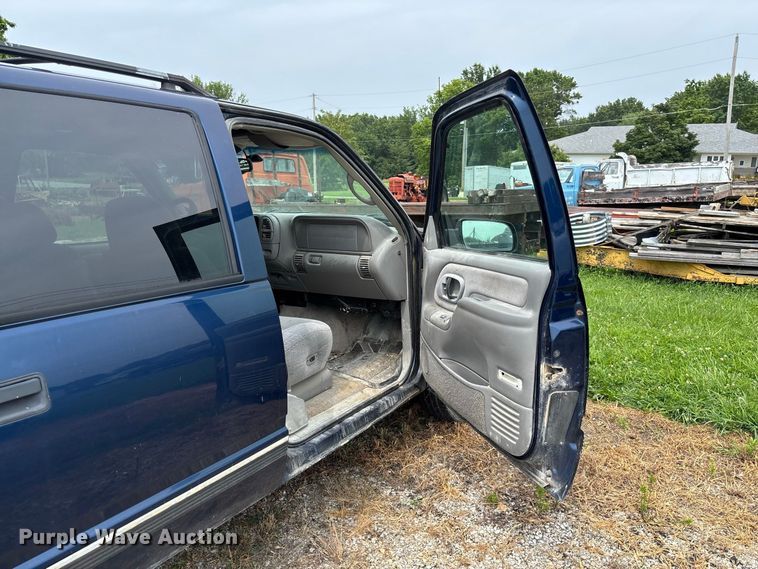 image for item DZ4500 1999 Chevrolet Suburban 1500 SUV