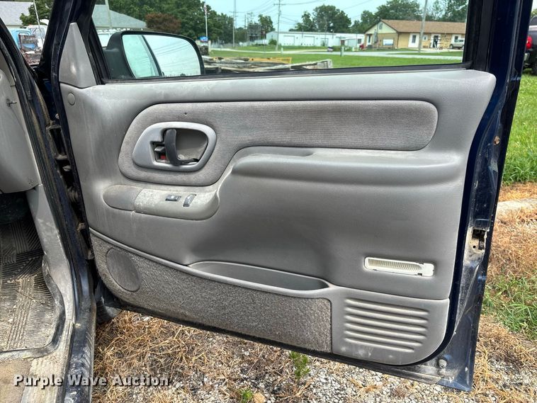 image for item DZ4500 1999 Chevrolet Suburban 1500 SUV