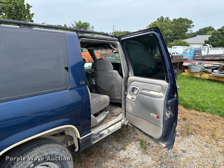 image for item DZ4500 1999 Chevrolet Suburban 1500 SUV