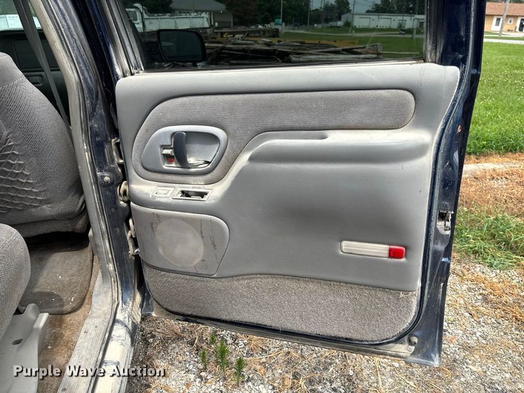 image for item DZ4500 1999 Chevrolet Suburban 1500 SUV