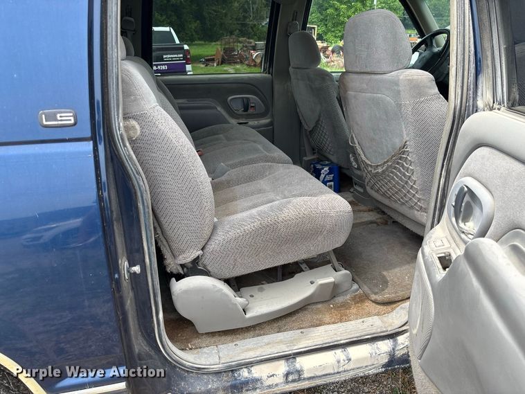 image for item DZ4500 1999 Chevrolet Suburban 1500 SUV