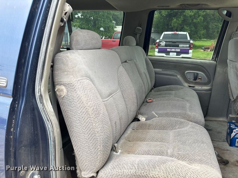 image for item DZ4500 1999 Chevrolet Suburban 1500 SUV