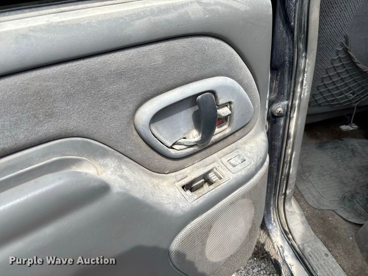 image for item DZ4500 1999 Chevrolet Suburban 1500 SUV