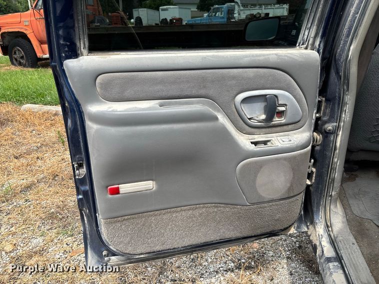 image for item DZ4500 1999 Chevrolet Suburban 1500 SUV