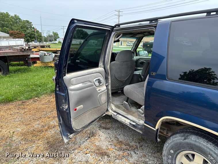 image for item DZ4500 1999 Chevrolet Suburban 1500 SUV