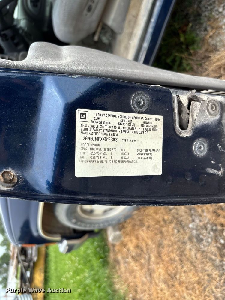 image for item DZ4500 1999 Chevrolet Suburban 1500 SUV