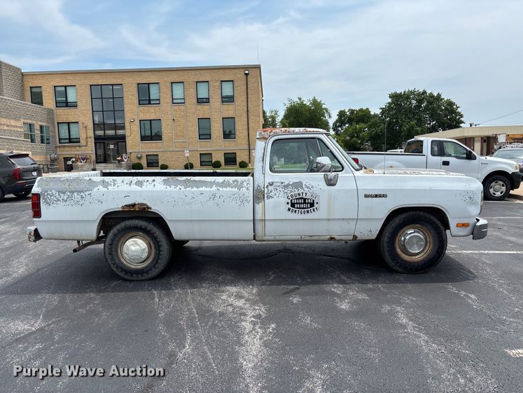 image for item DZ4502 1993 Dodge D200 pickup truck