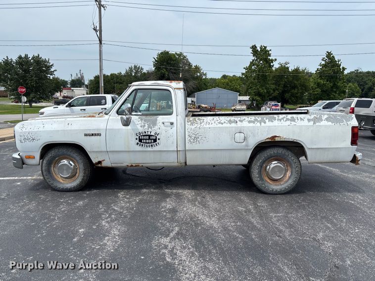 image for item DZ4502 1993 Dodge D200 pickup truck