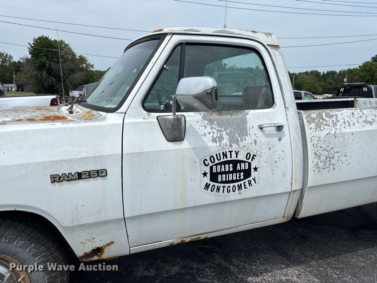 image for item DZ4502 1993 Dodge D200 pickup truck