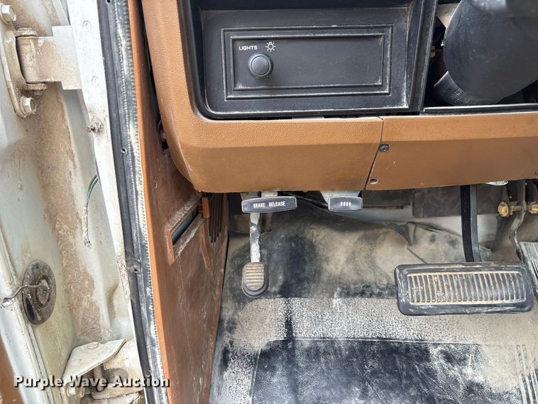 image for item DZ4502 1993 Dodge D200 pickup truck