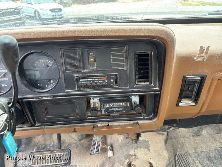 image for item DZ4502 1993 Dodge D200 pickup truck