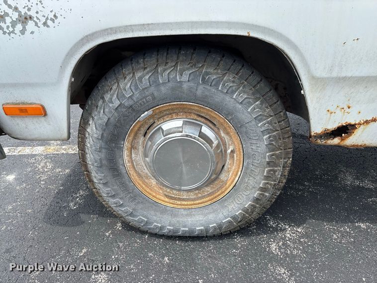 image for item DZ4502 1993 Dodge D200 pickup truck