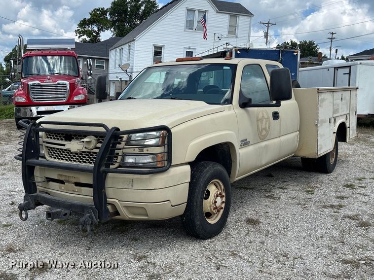 2007 Chevrolet Silverado 3500 Ext. Cab utility bed pickup truck