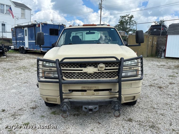 image for item DZ4520 2007 Chevrolet Silverado 3500 Ext. Cab utility bed pickup truck
