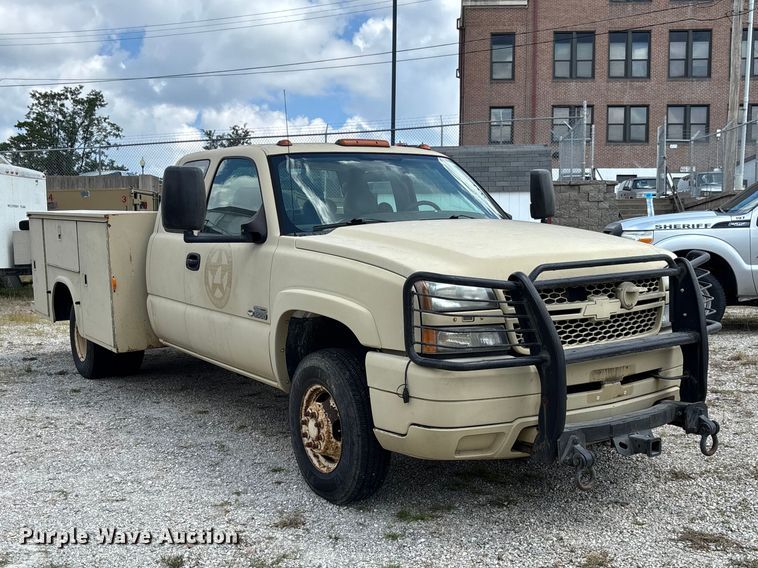 image for item DZ4520 2007 Chevrolet Silverado 3500 Ext. Cab utility bed pickup truck