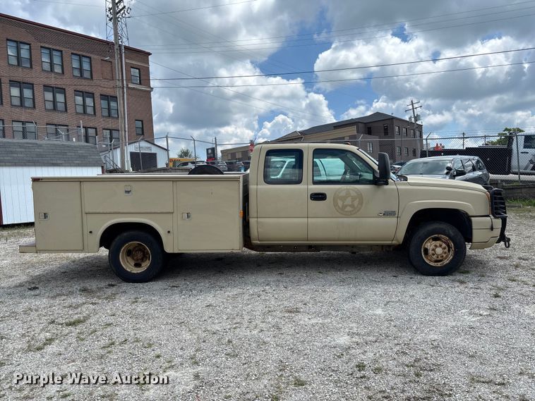 image for item DZ4520 2007 Chevrolet Silverado 3500 Ext. Cab utility bed pickup truck