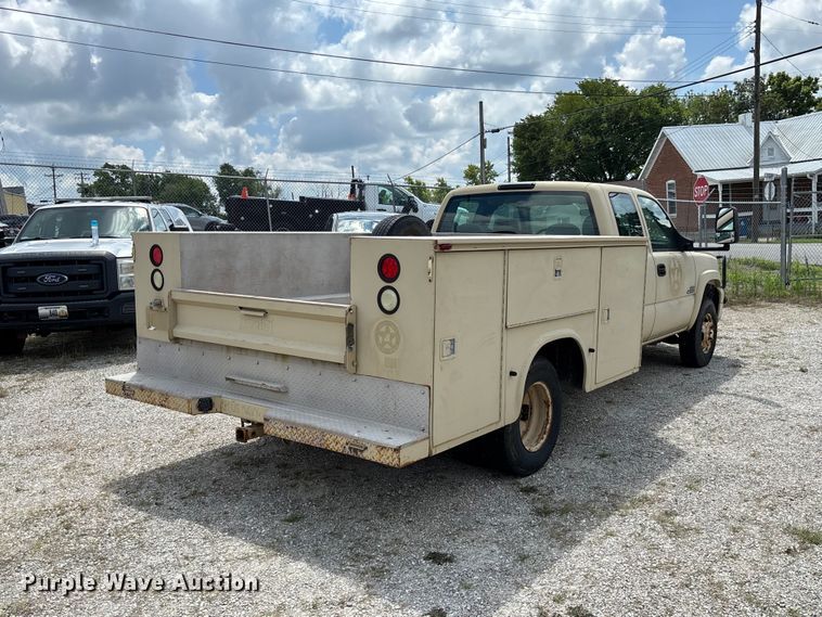 image for item DZ4520 2007 Chevrolet Silverado 3500 Ext. Cab utility bed pickup truck