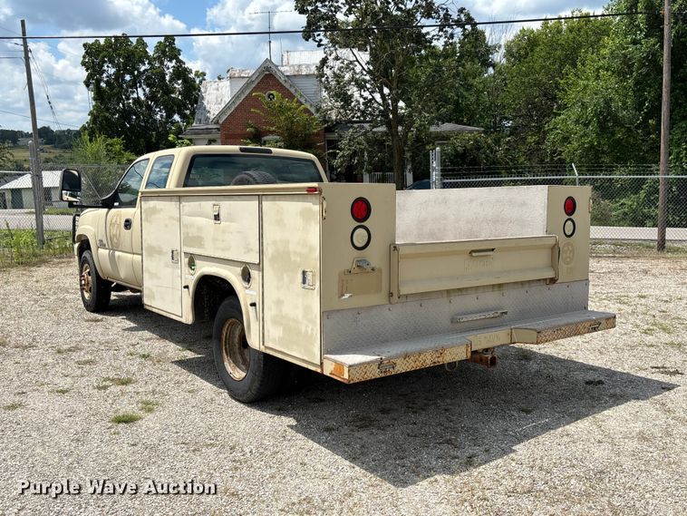 image for item DZ4520 2007 Chevrolet Silverado 3500 Ext. Cab utility bed pickup truck
