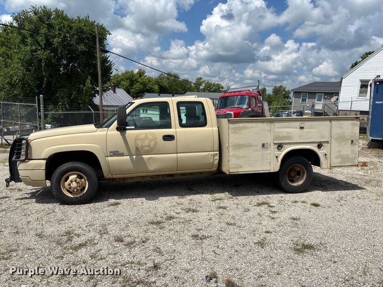 image for item DZ4520 2007 Chevrolet Silverado 3500 Ext. Cab utility bed pickup truck