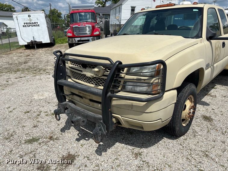 image for item DZ4520 2007 Chevrolet Silverado 3500 Ext. Cab utility bed pickup truck