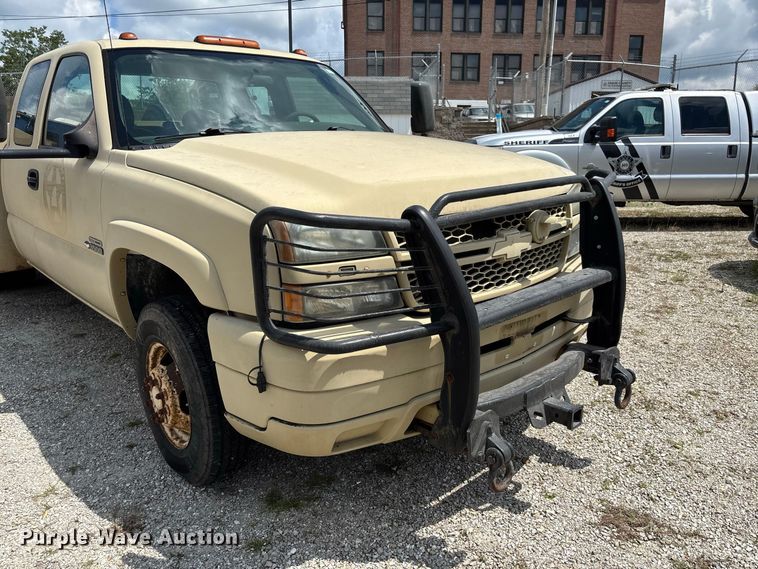 image for item DZ4520 2007 Chevrolet Silverado 3500 Ext. Cab utility bed pickup truck