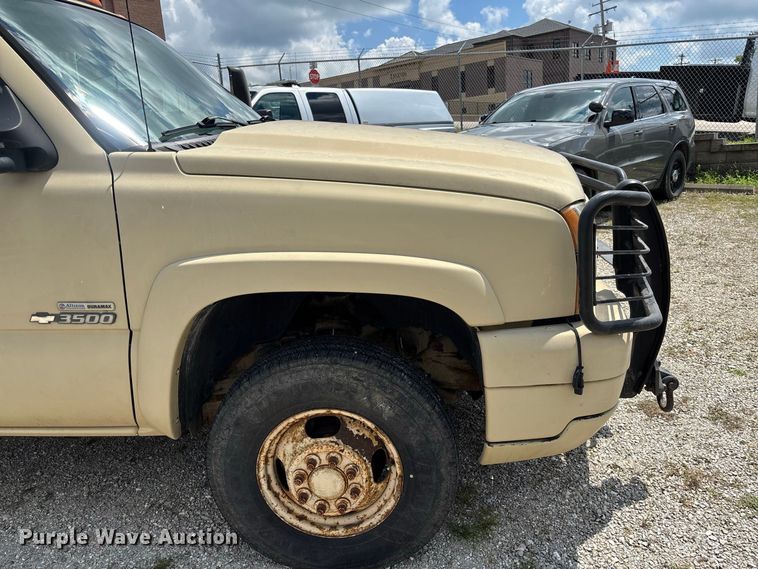 image for item DZ4520 2007 Chevrolet Silverado 3500 Ext. Cab utility bed pickup truck