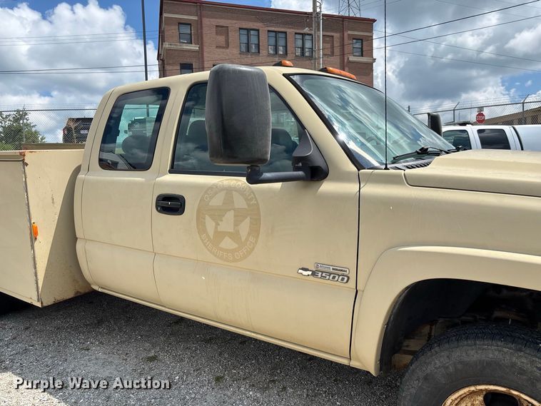 image for item DZ4520 2007 Chevrolet Silverado 3500 Ext. Cab utility bed pickup truck