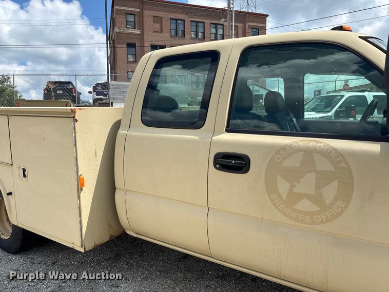 image for item DZ4520 2007 Chevrolet Silverado 3500 Ext. Cab utility bed pickup truck