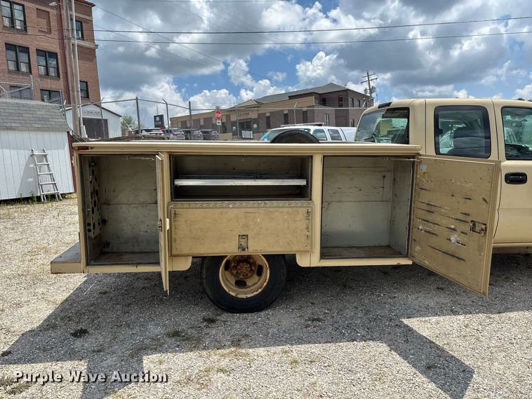image for item DZ4520 2007 Chevrolet Silverado 3500 Ext. Cab utility bed pickup truck