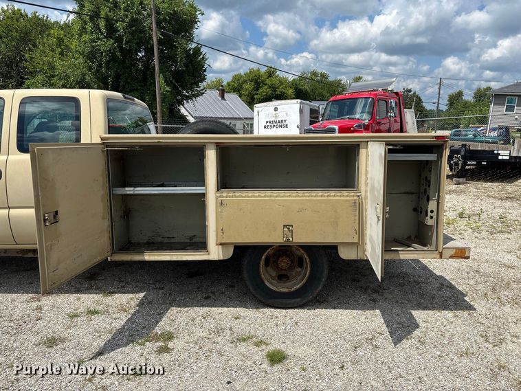 image for item DZ4520 2007 Chevrolet Silverado 3500 Ext. Cab utility bed pickup truck