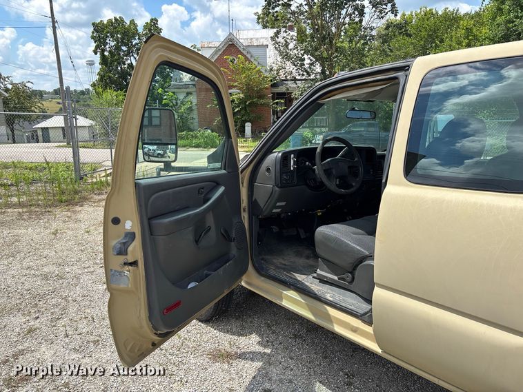 image for item DZ4520 2007 Chevrolet Silverado 3500 Ext. Cab utility bed pickup truck