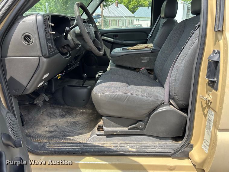 image for item DZ4520 2007 Chevrolet Silverado 3500 Ext. Cab utility bed pickup truck