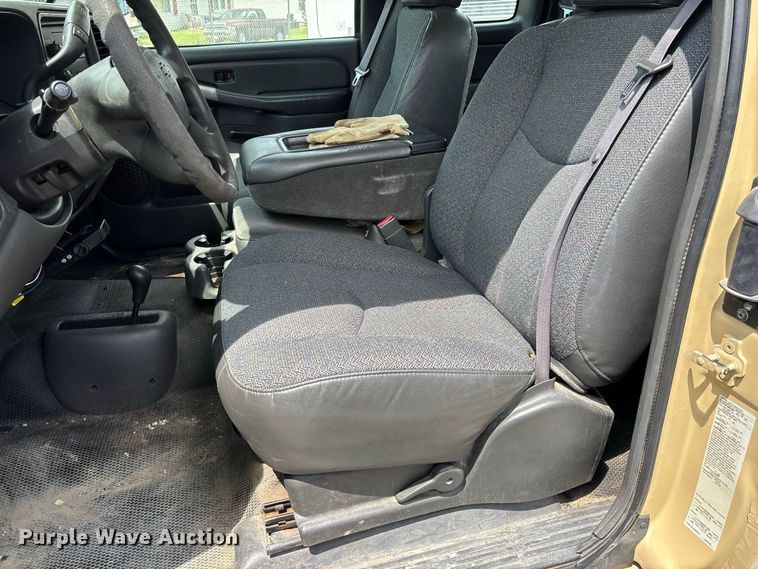 image for item DZ4520 2007 Chevrolet Silverado 3500 Ext. Cab utility bed pickup truck