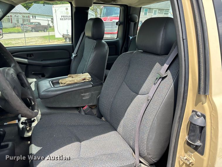 image for item DZ4520 2007 Chevrolet Silverado 3500 Ext. Cab utility bed pickup truck
