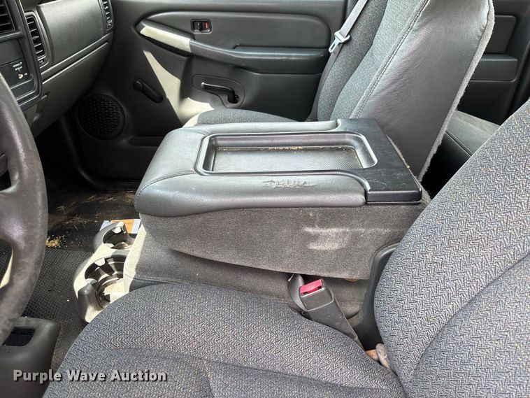 image for item DZ4520 2007 Chevrolet Silverado 3500 Ext. Cab utility bed pickup truck