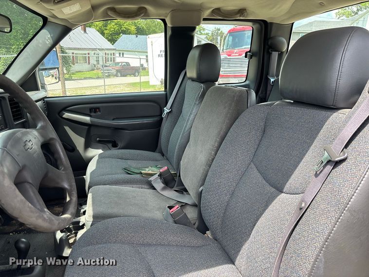 image for item DZ4520 2007 Chevrolet Silverado 3500 Ext. Cab utility bed pickup truck