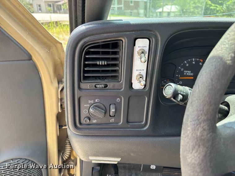 image for item DZ4520 2007 Chevrolet Silverado 3500 Ext. Cab utility bed pickup truck