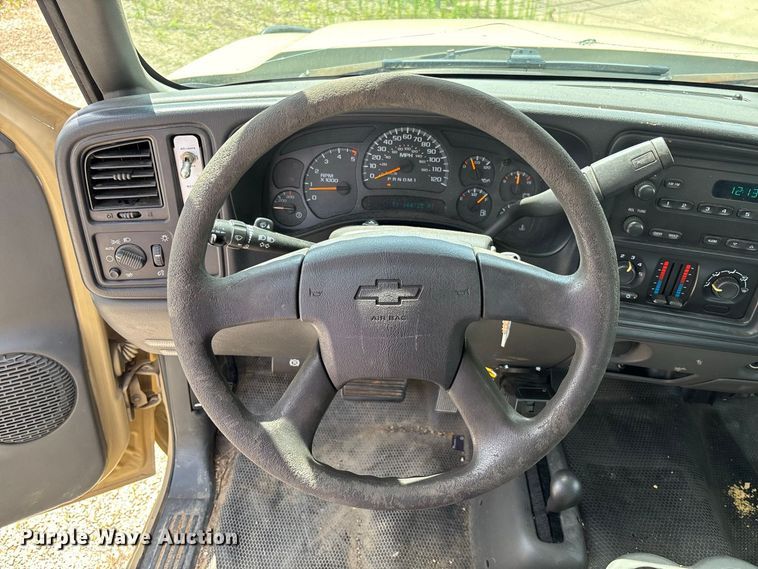image for item DZ4520 2007 Chevrolet Silverado 3500 Ext. Cab utility bed pickup truck