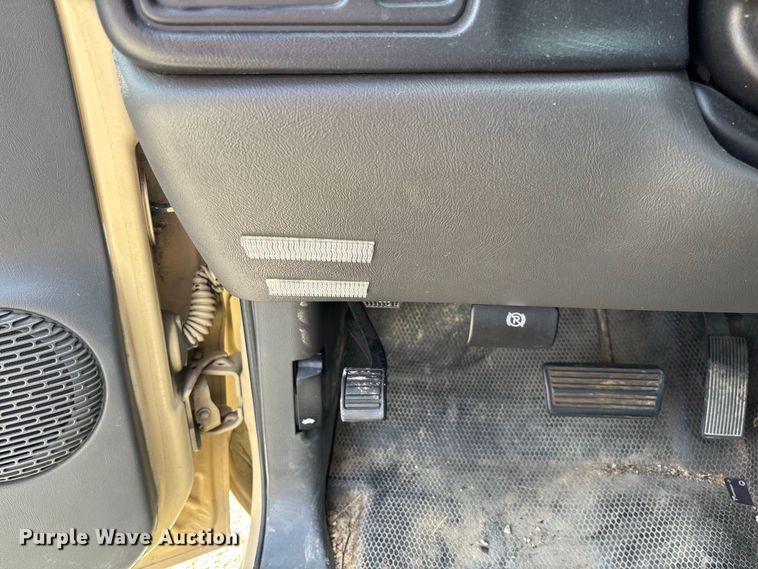 image for item DZ4520 2007 Chevrolet Silverado 3500 Ext. Cab utility bed pickup truck