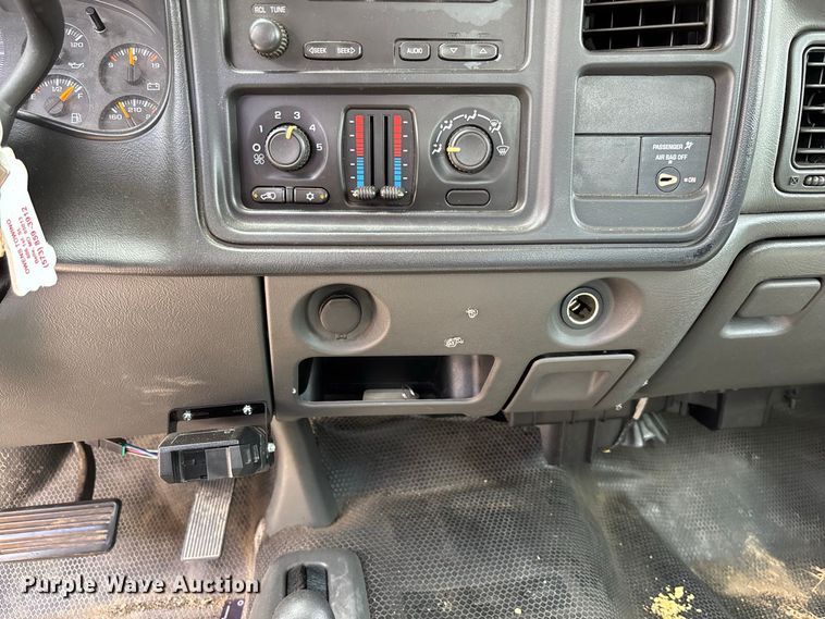 image for item DZ4520 2007 Chevrolet Silverado 3500 Ext. Cab utility bed pickup truck