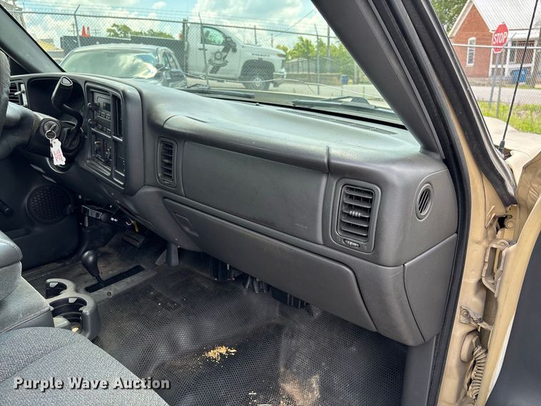 image for item DZ4520 2007 Chevrolet Silverado 3500 Ext. Cab utility bed pickup truck
