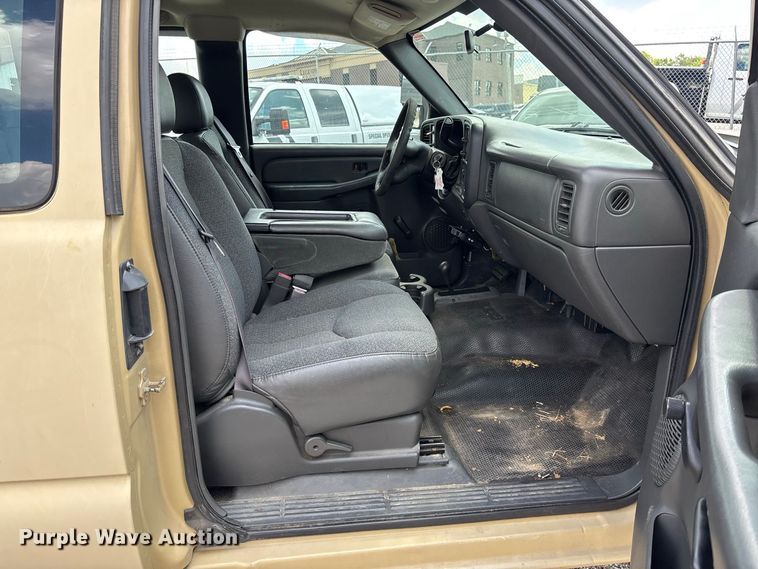 image for item DZ4520 2007 Chevrolet Silverado 3500 Ext. Cab utility bed pickup truck