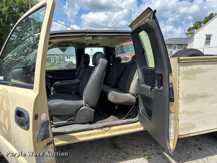 image for item DZ4520 2007 Chevrolet Silverado 3500 Ext. Cab utility bed pickup truck